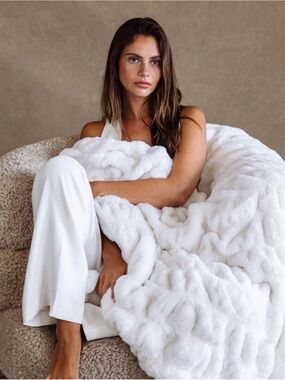 Lola Blankets/Creamy Cloud/Throw/Blanket/Size L/NIB! NEW! SEALED! Classy!!’
